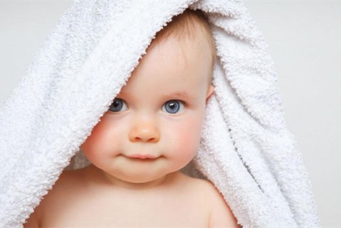 初乳很黄是不是不干净不可以喝？母乳怎么喂养深圳捐卵宝宝？